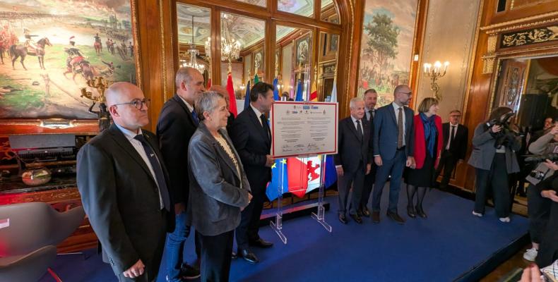 Foto di gruppo vicino alla dichiarazione firmata