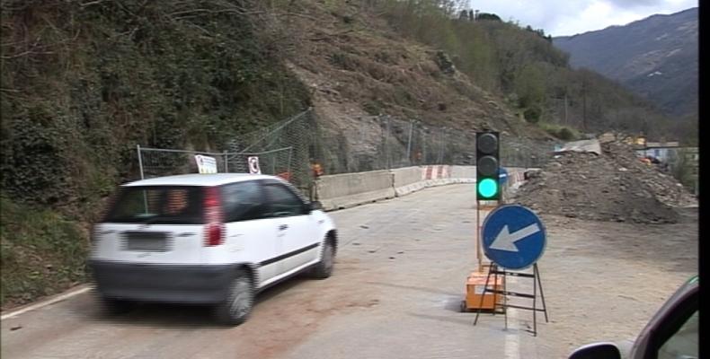 News: Strade, senso unico alternato con semafori sulla sp6 a campomorone