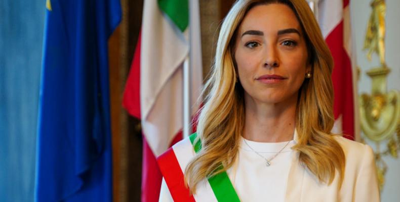 Immagine di Silvia Salis con fascia tricolore del Sindaco di Genova