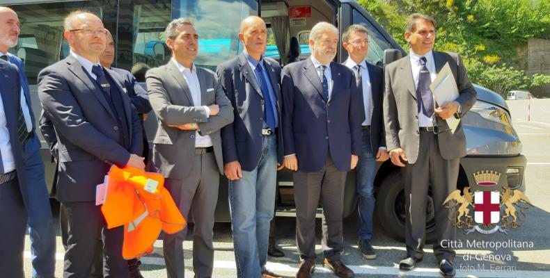 Il sindaco Bucci, il Consigliere Garbarino ed i funzionari di ATP ed Iveco Altra con un bus elettrico