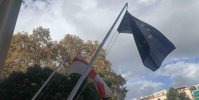 immagine delle bandiere di Genova e dell'Unione Europea, esposte sulla facciata della sede della Città Metropolitana.