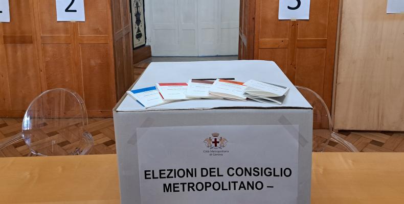 Immagine decorativa (urna e cabine elettorali)