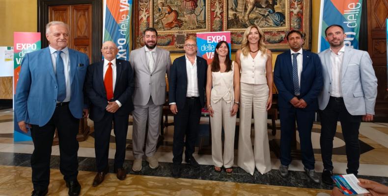 Foto di gruppo con i capofila delle 5 expo