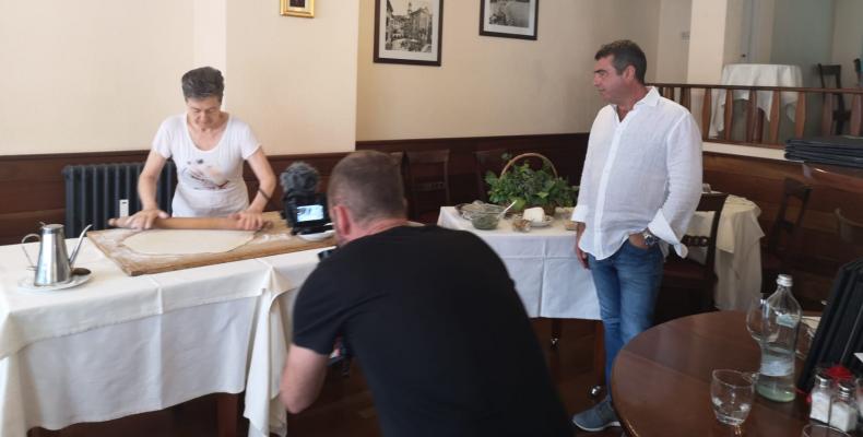 Le riprese del reportage sulla realizzazione della focaccia al formaggio di Recco