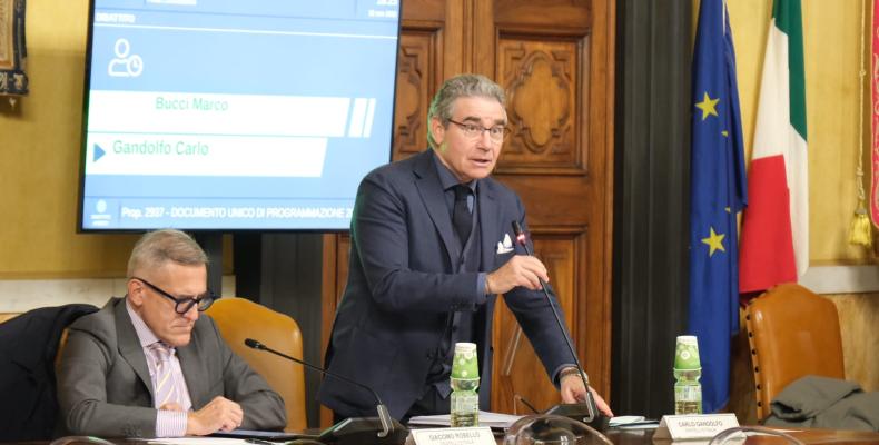 Il Consigliere Carlo Gandolfo durante la presentazione in Consiglio Metropolitano