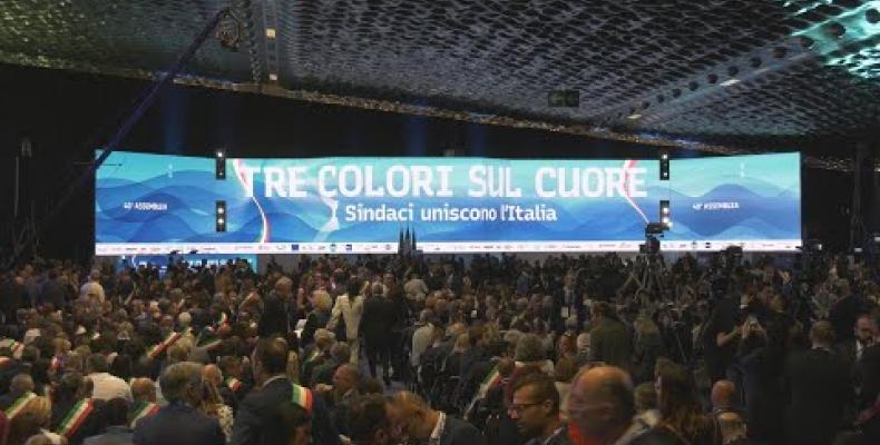 40a Assemblea ANCI. Con i tre colori sul cuore i sindaci uniscono l'Italia