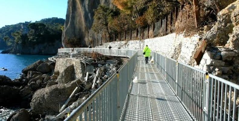 SP 227 di Portofino posa della passerella pedonale