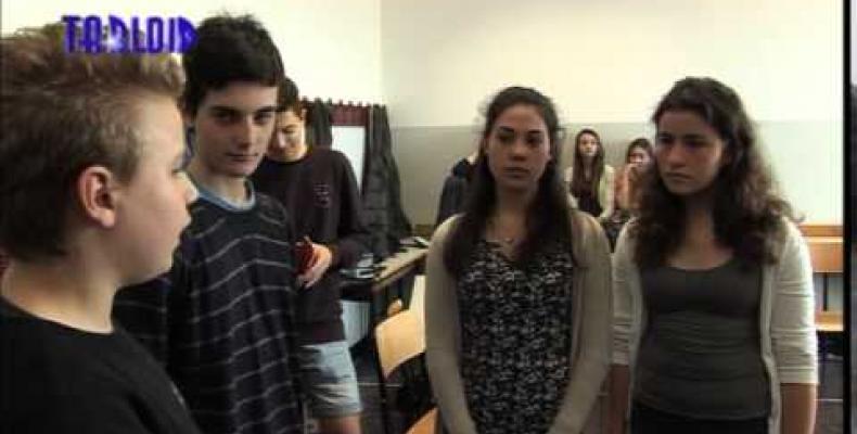 ragazzi e ragazze in scena per dire abbasso il bullismo! (Liceo Scientifico Cassini)