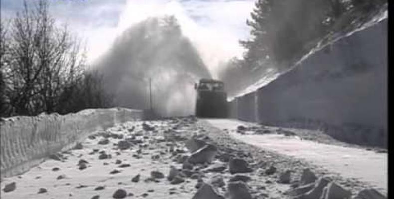 Turbina spazzaneve per liberare la strada al passo del Faiallo