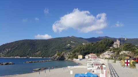 Moneglia , La spiaggia e la passeggiata