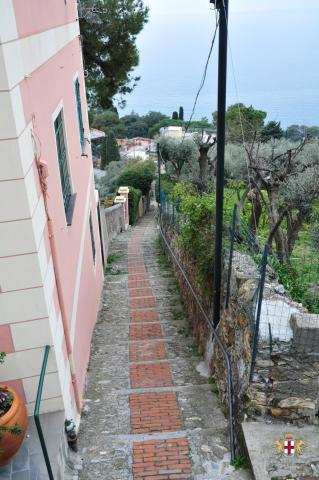 Pieve Ligure: Una crosetta ed il mare