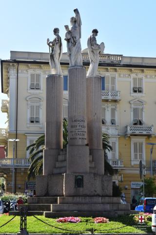 Lavagna,  Monumento ai caduti in Piazza Vittorio Veneto