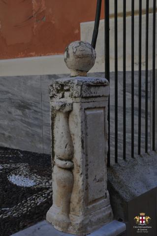 Moneglia, La chiesa di Santa Croce, particolare di colonna