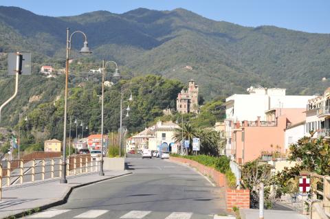 Moneglia, la strada Aurelia e la passeggiata