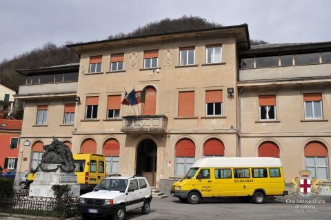 Montoggio, sede del Comune e scuola