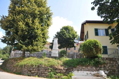 Propata, Monumento ai caduti e municipio