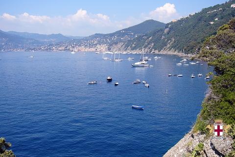 Punta Chiappa, panorama, sullo sfondo Camogli