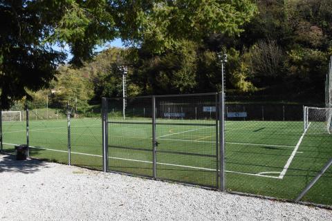 Ne, Campo di calcio