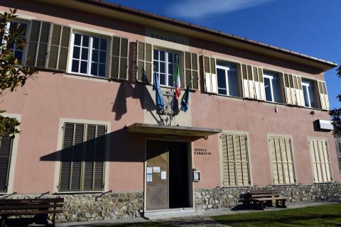 Montebruno, Municipio e scuola