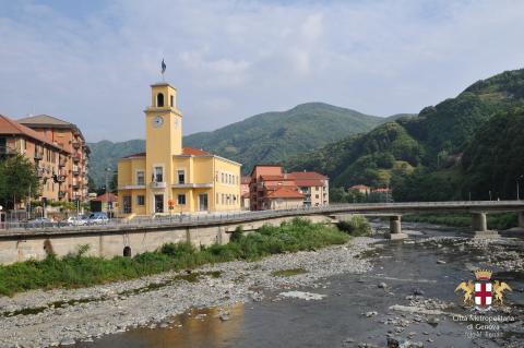 Campo Ligure, sede del municipio e torrente Stura