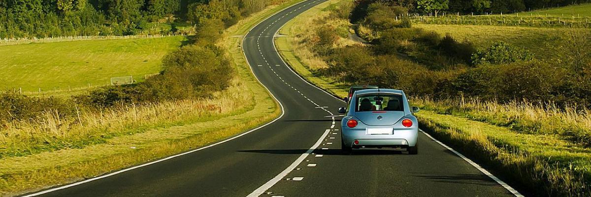 Immagine decorativa (automobile su strada di campagna)